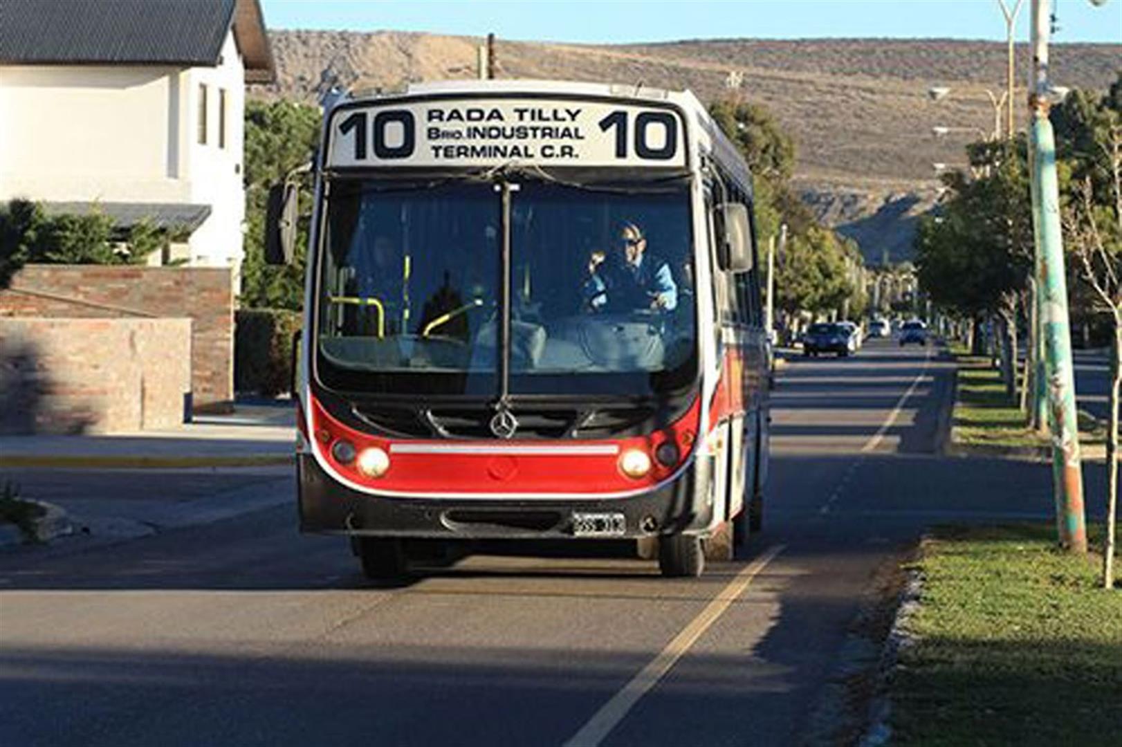 Choferes de Expreso Rada Tilly suspenden el servicio por sueldos impagos