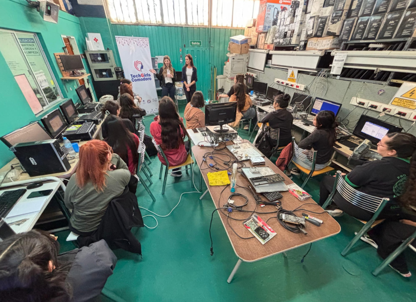 Impulsan en Comodoro “Tech Girls”: curso gratuito de reparación de computadoras para mujeres