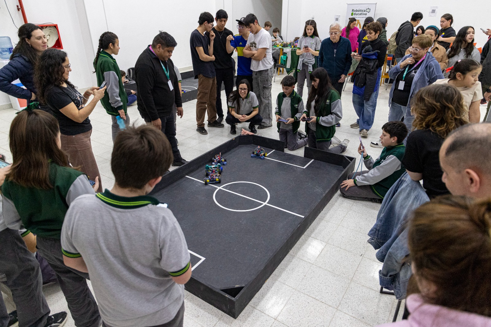 Más de 50 jóvenes participaron del inicio de las competencias locales de robótica