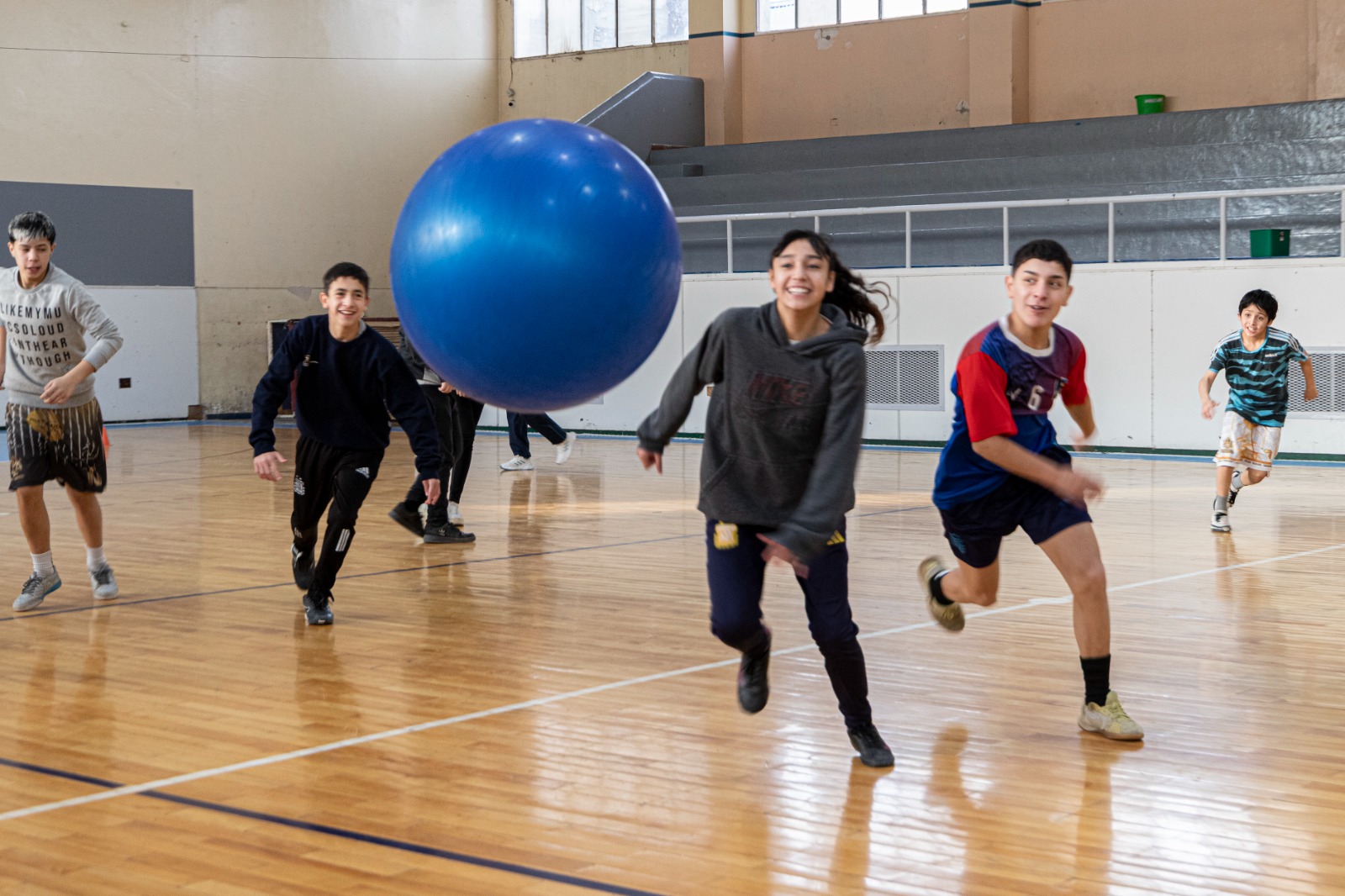 Con actividades recreativas de invierno, los adolescentes de La Esquina fortalecen sus lazos