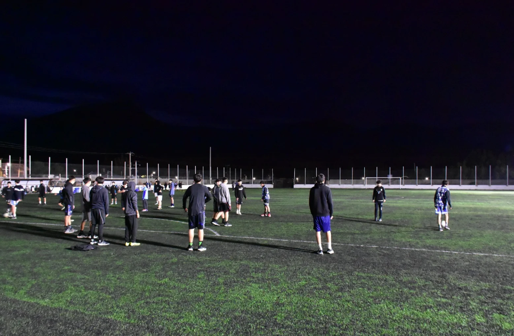 General Saavedra avanza con la iluminación de su cancha y sueña con inaugurar su gimnasio