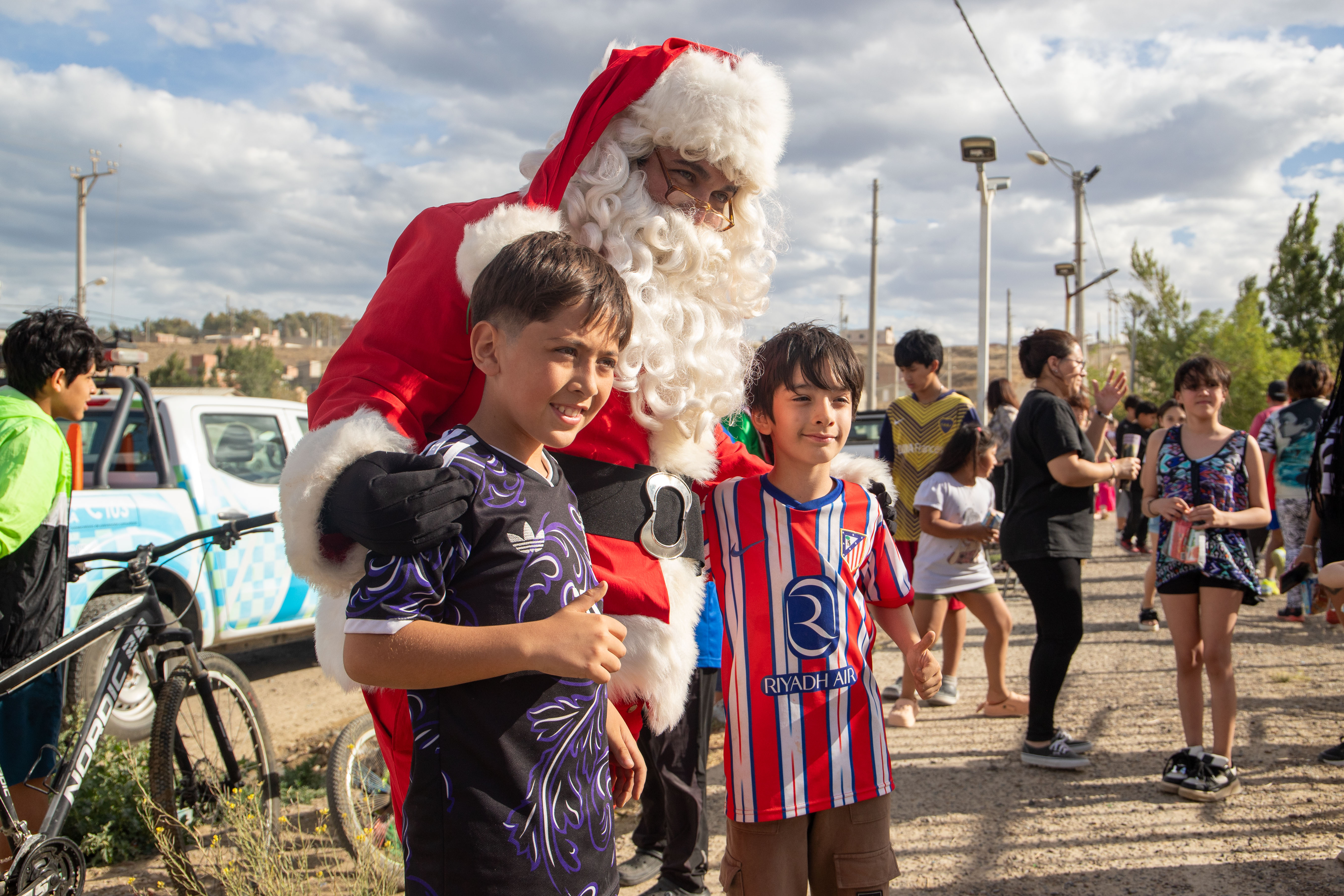 Comodoro celebró la Navidad con el recorrido de Papa Noel por los barrios