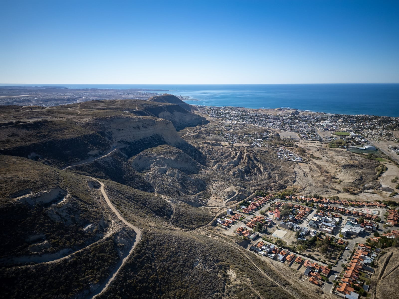 El Municipio consolidó el camino para acceder al lóbulo superior del cerro Hermitte y ultima detalles para iniciar el tapado de grietas
