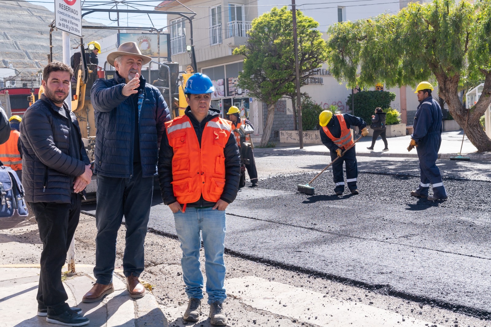 Othar Macharashvili supervisó los trabajos de reparación de calzada en el centro de Comodoro