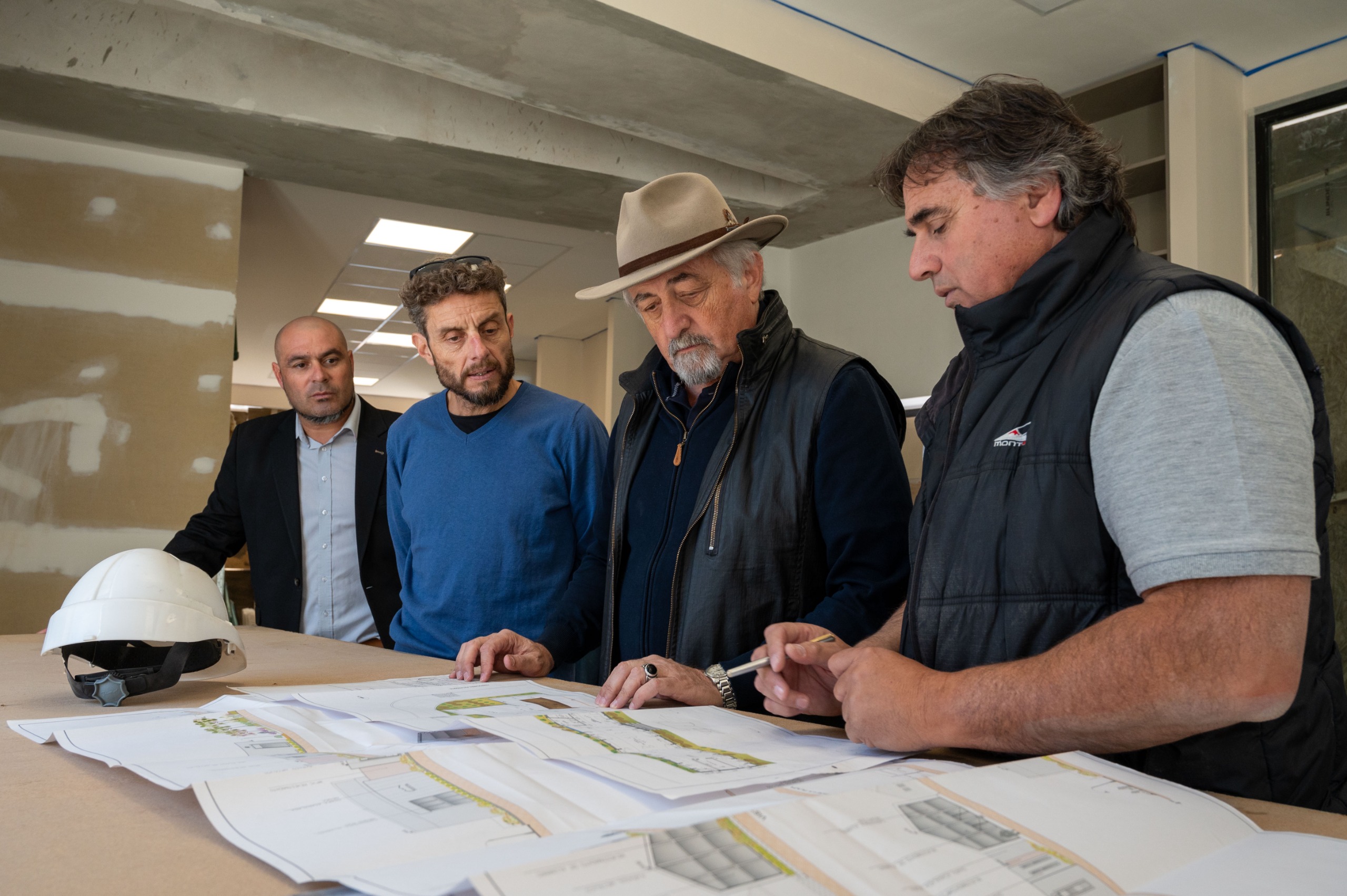 Othar supervisó los avances de la obra de la biblioteca de Km 5