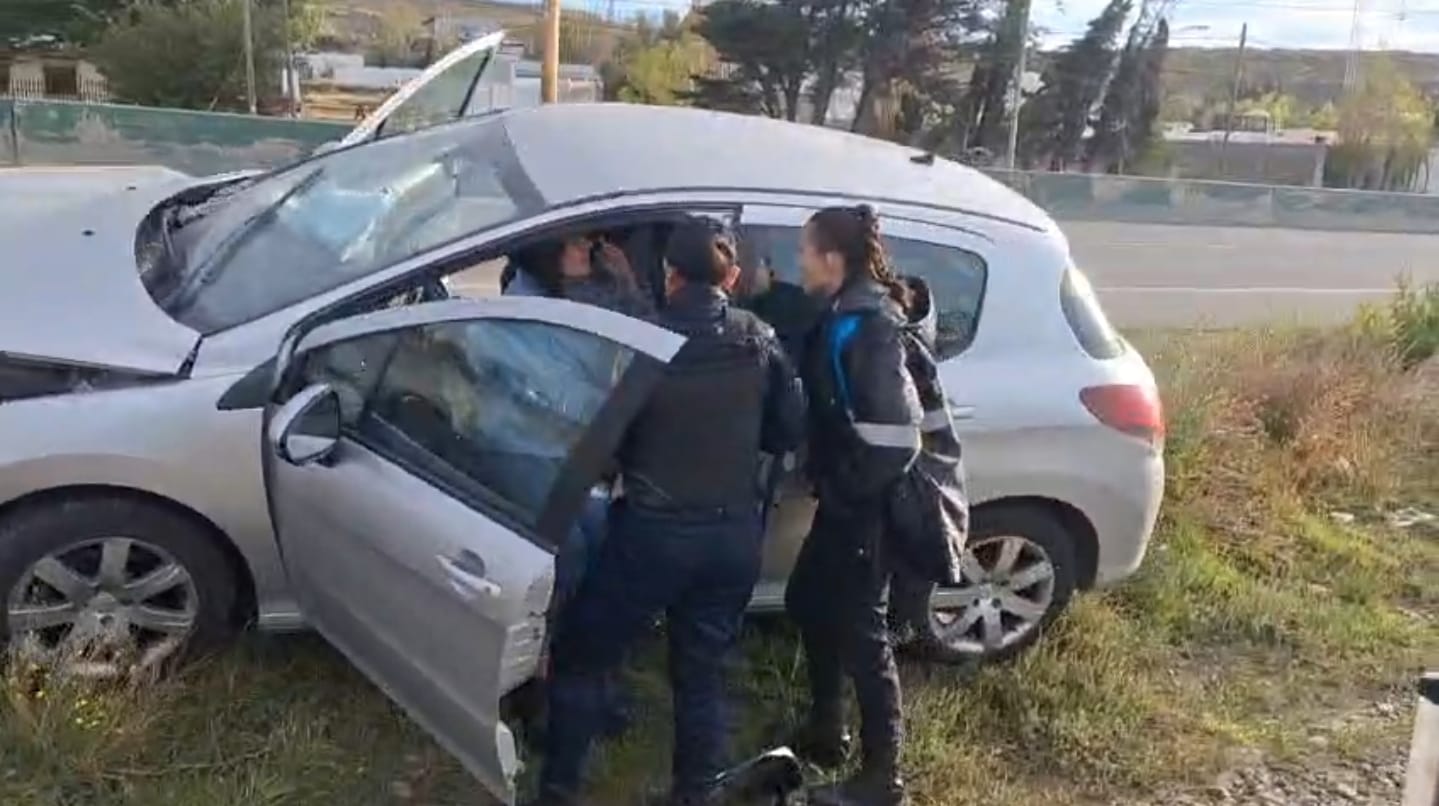 Accidente de tránsito en Av. Hipólito Yrigoyen: un vehículo impactó contra un poste de alta tensión