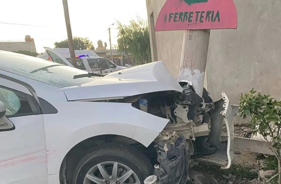 Accidente en Avenida Roca: Mujer choca contra un poste de luz