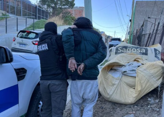 Cayó uno de los sospechosos de los tiroteos en San Cayetano: cuatro allanamientos, un detenido y una pista clave