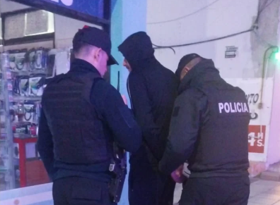 Detienen a un hombre que intentó abrir autos y se enfrentó a la policía