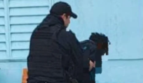 Detienen a un joven por agredir brutalmente a su pareja en plena calle