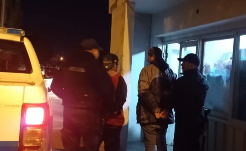 Dos detenidos por daños en un domicilio y vehículo en Km 8