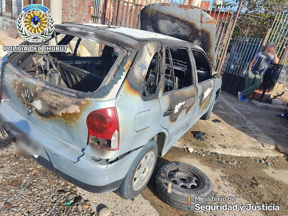 Dos hombres fueron detenidos tras intentar incendiar un vehículo en Comodoro Rivadavia