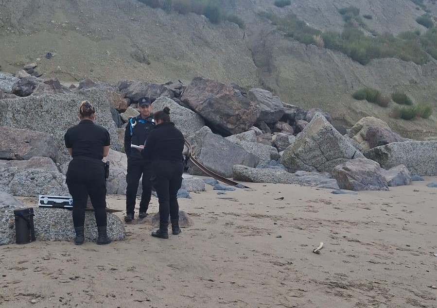 Hallan presuntos restos óseos humanos en la costa de Comodoro Rivadavia