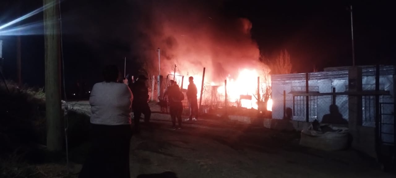 Incendio en vivienda deshabitada movilizó a bomberos en barrio Extensión Cerro Solo
