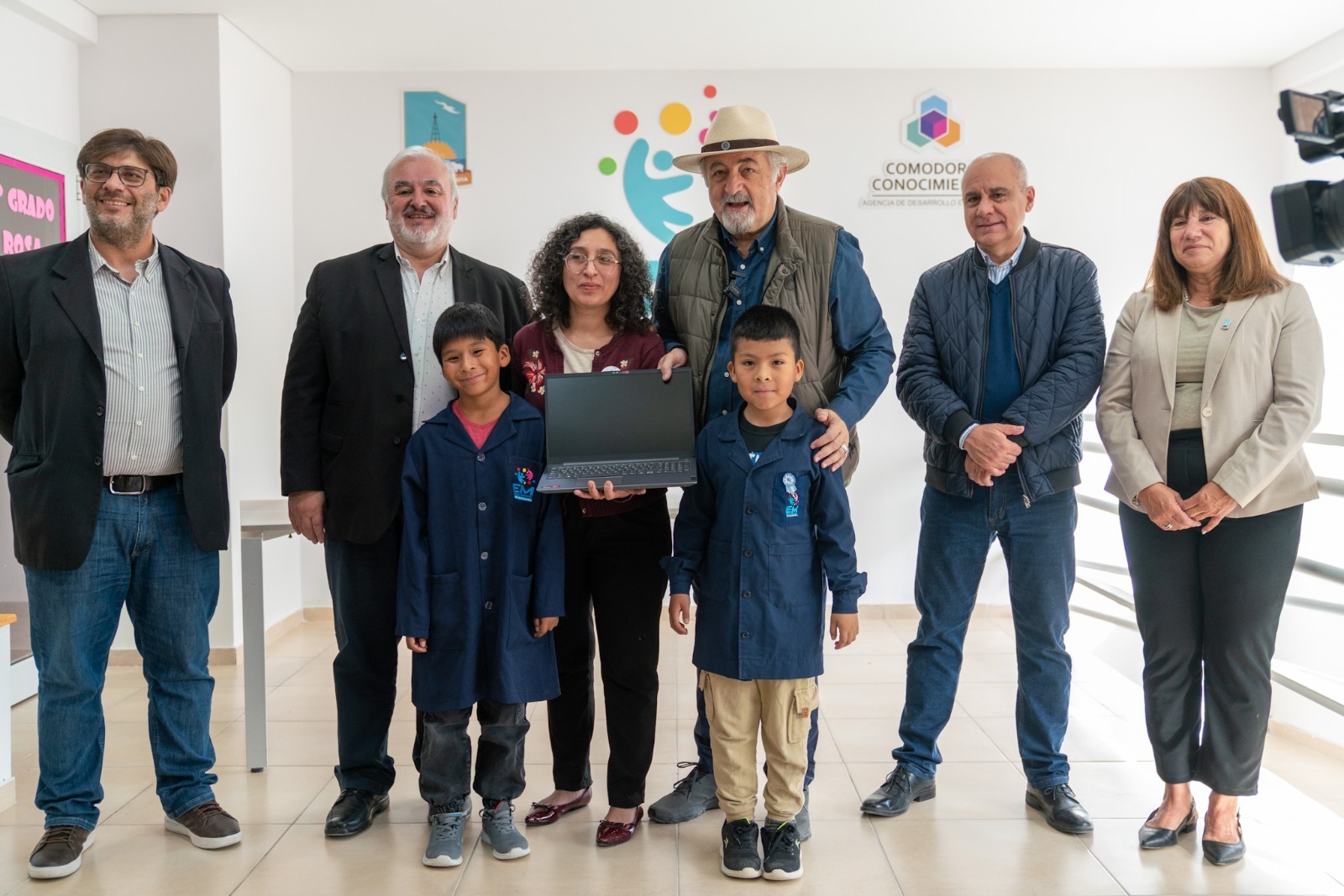 Othar entregó notebooks a estudiantes de la Escuela Municipal N° 2006