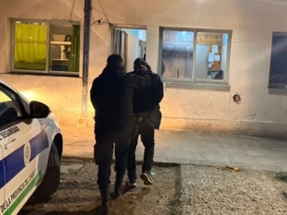 Robó una rueda de auxilio y fue detenido minutos después en zona sur de Comodoro