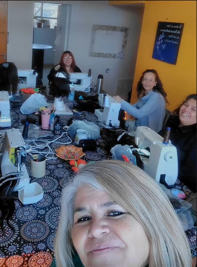 Una Sonrisa en tu Cabeza: el grupo de mujeres que devuelve sonrisas y autoestima en Comodoro Rivadavia