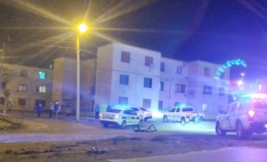 Vecinos golpearon y desnudaron a un joven acusado de robo en las 1008 viviendas